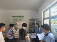 将“三无”及食物挡正在校门之外