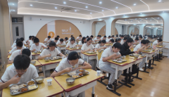 通过学校、上级部分和社会力量配合的食物平安